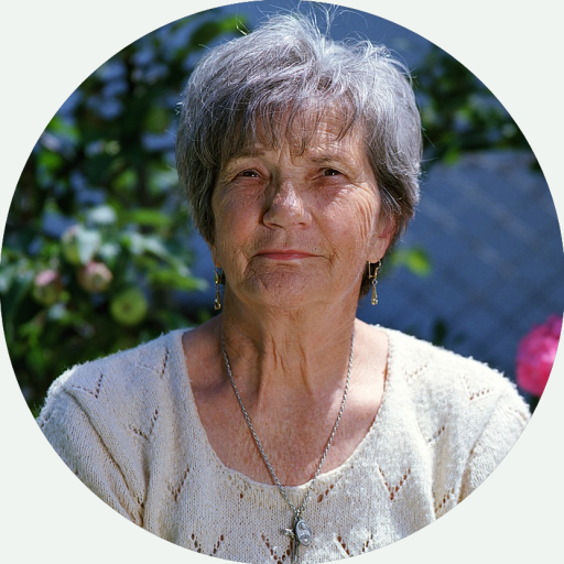 Foto: Porträt einer lächelnden Senioren im Garten