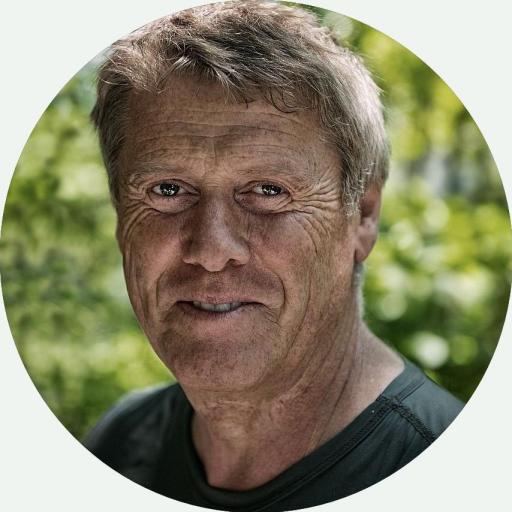 Portrait eines freundlich lächelnden Mannes mittleren Alters im Freien.