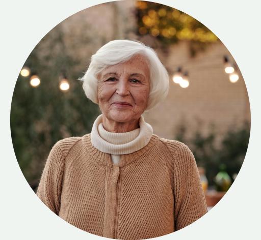 Frau mit grauen halblangen Haaren, Portrait