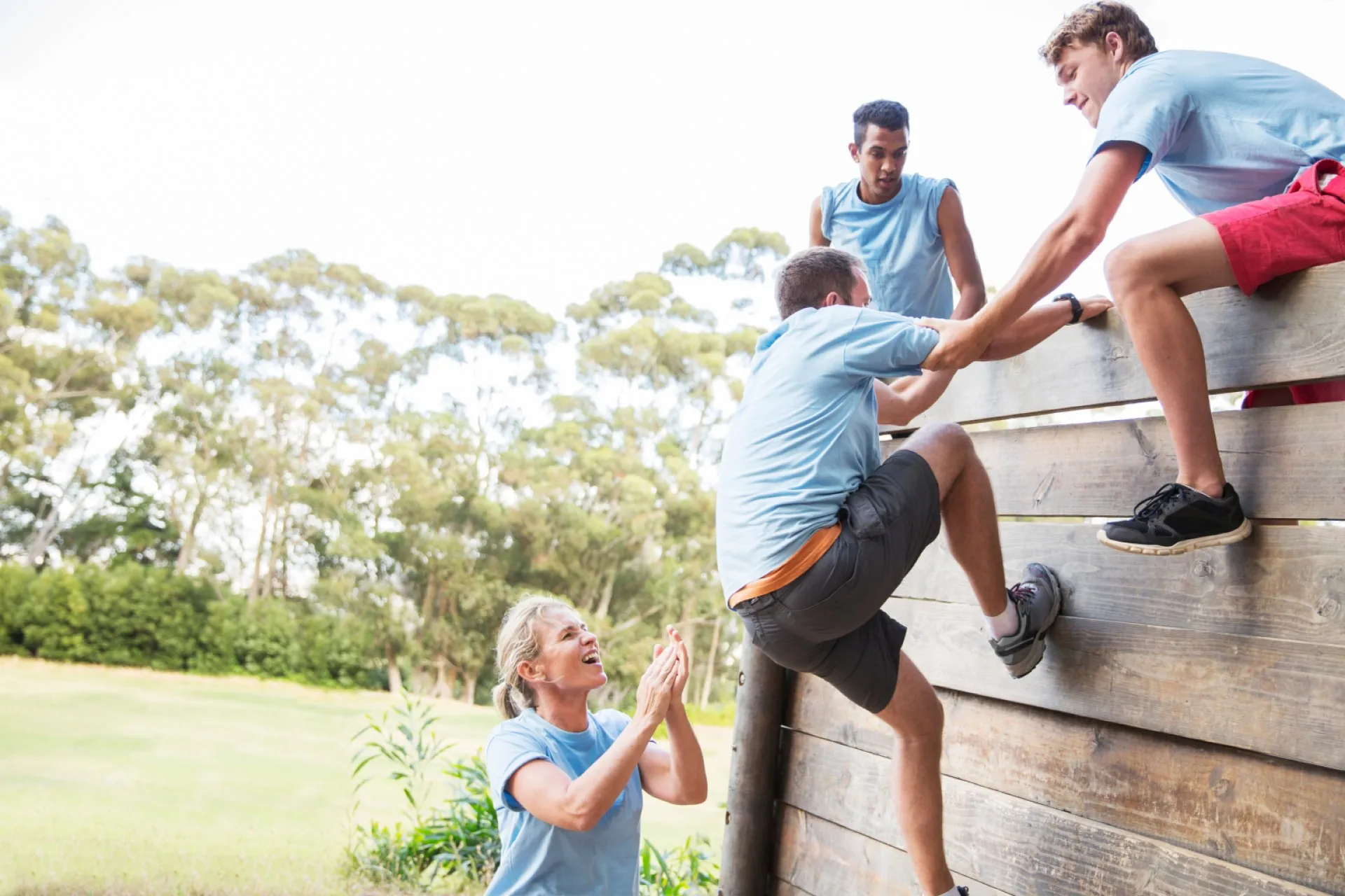 Foto: Mehrere Personen erklimmen gemeinsam eine Wand