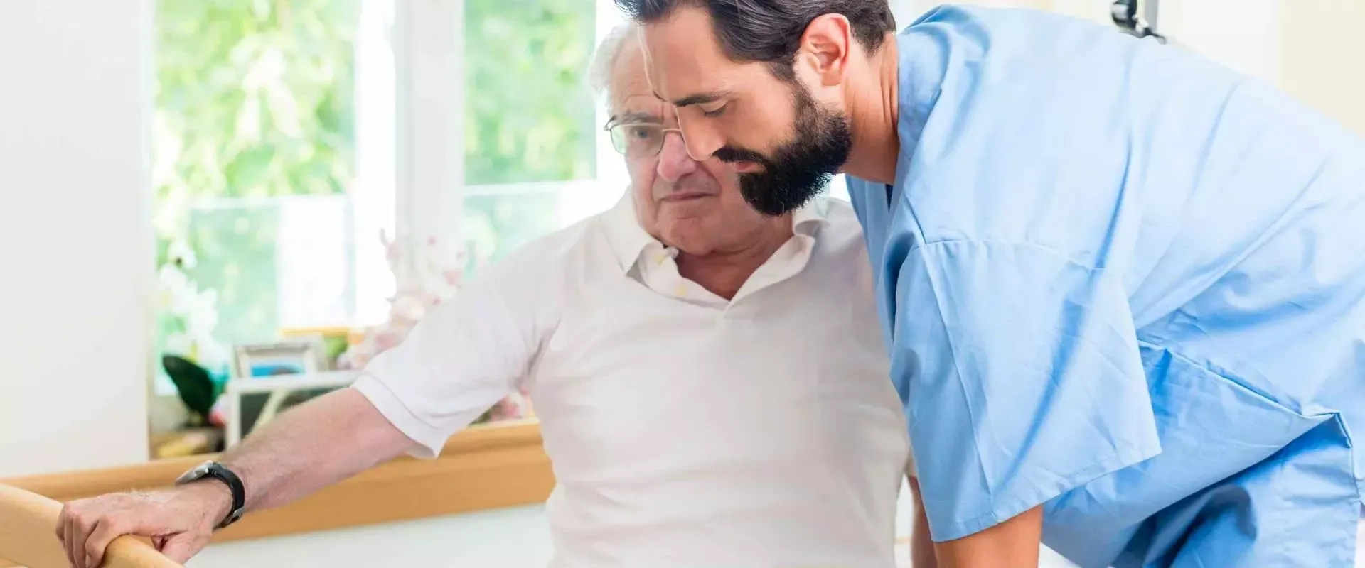 Pfleger trainiert mit Rentner