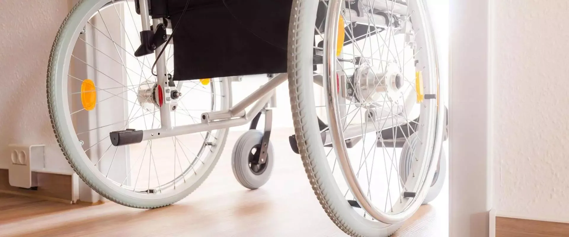 Bild Rollstuhl passt nicht durch die Tür