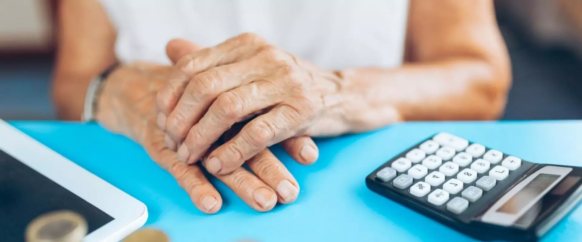 Bild einer Frau mit Taschenrechner