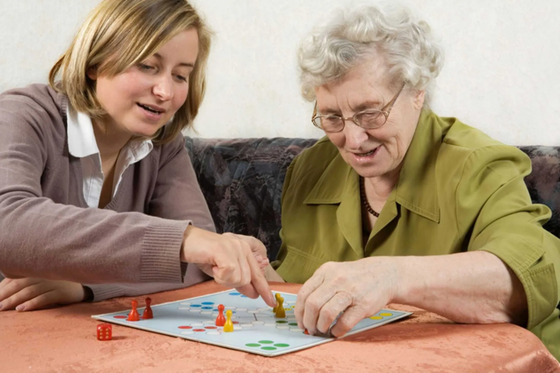 Bild Frau und Oma spielen ein Brettspiel
