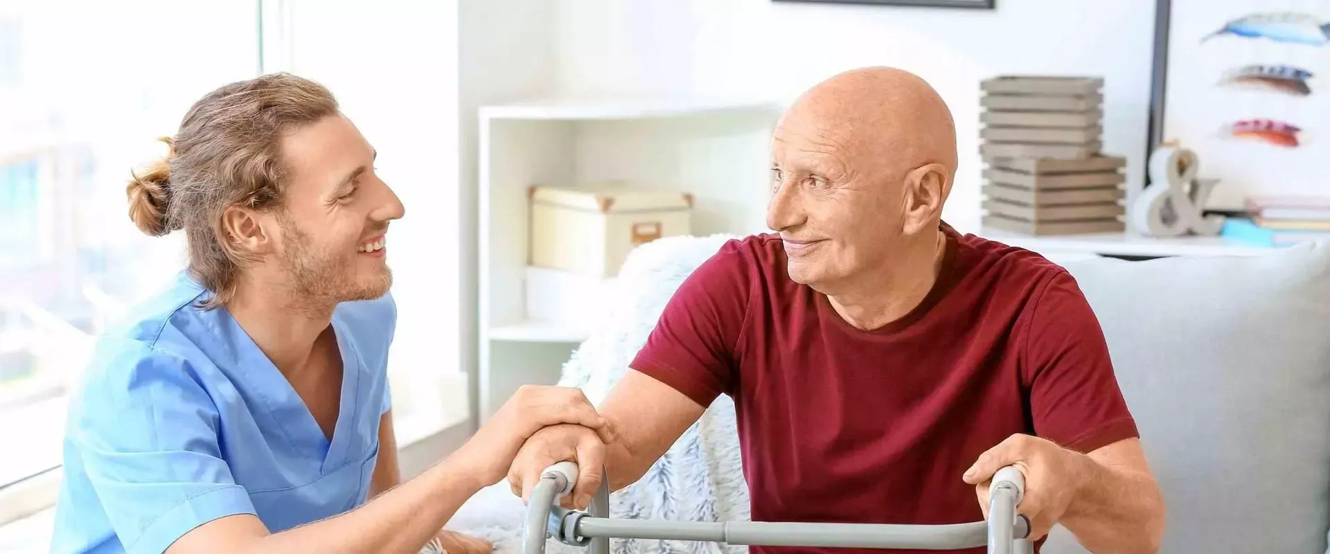 Pfleger mit Mann am Rolator