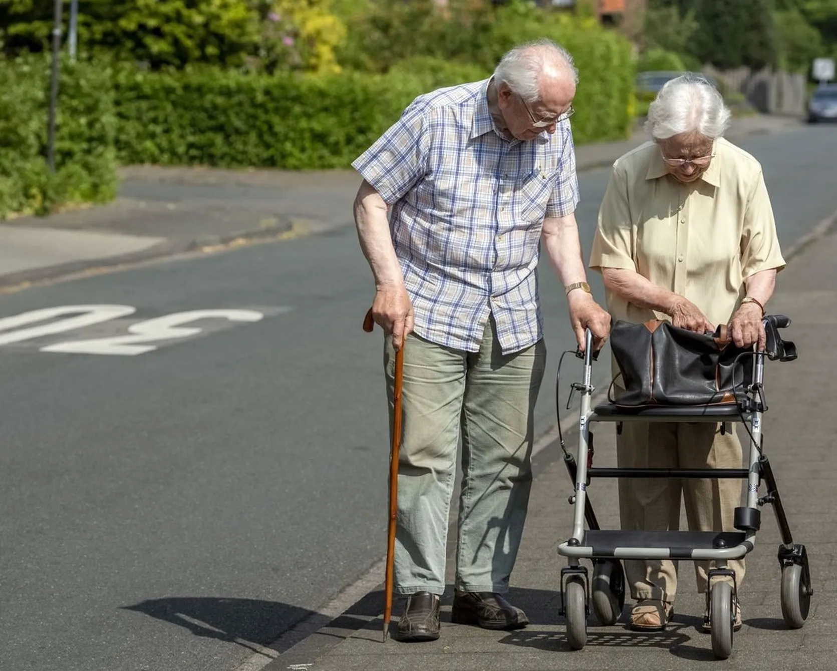 Bild Ehepaar auf der Strasse