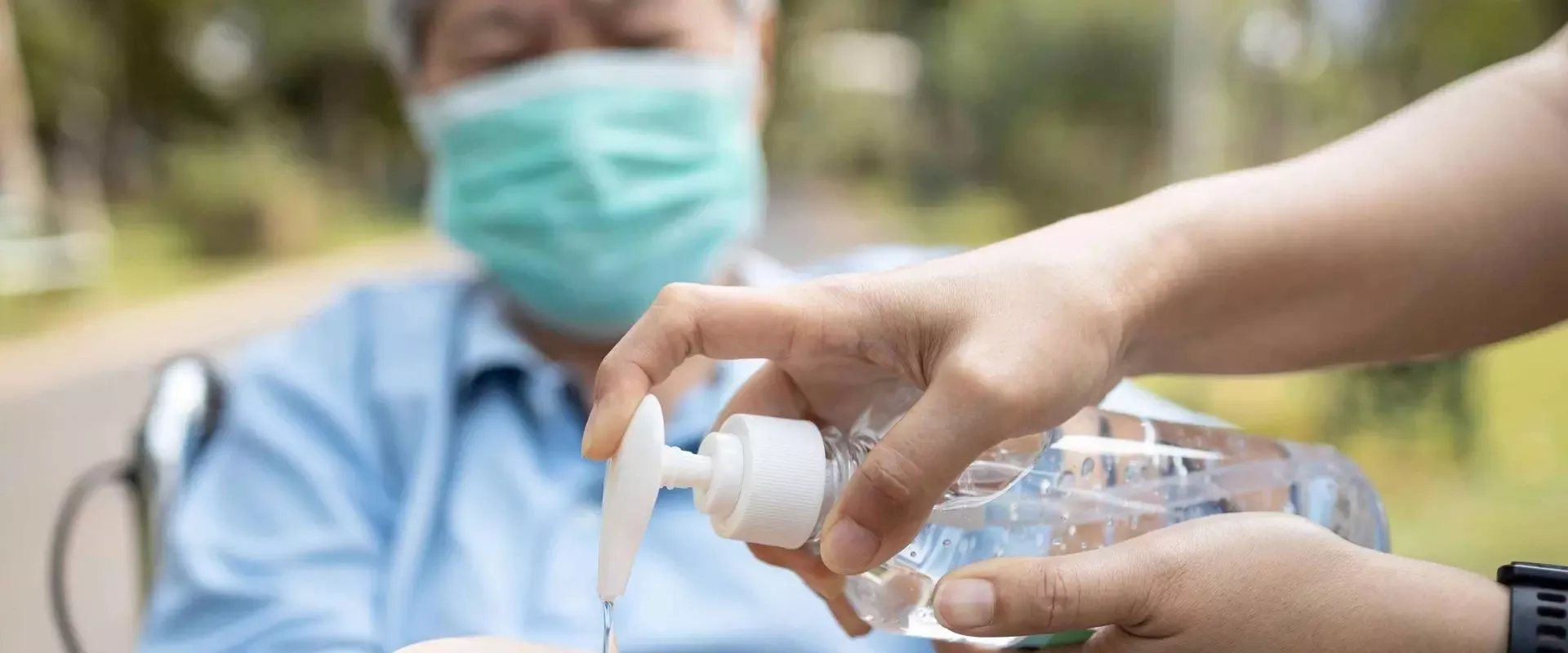 Bild Mann empfängt Seife aus Seifenspender