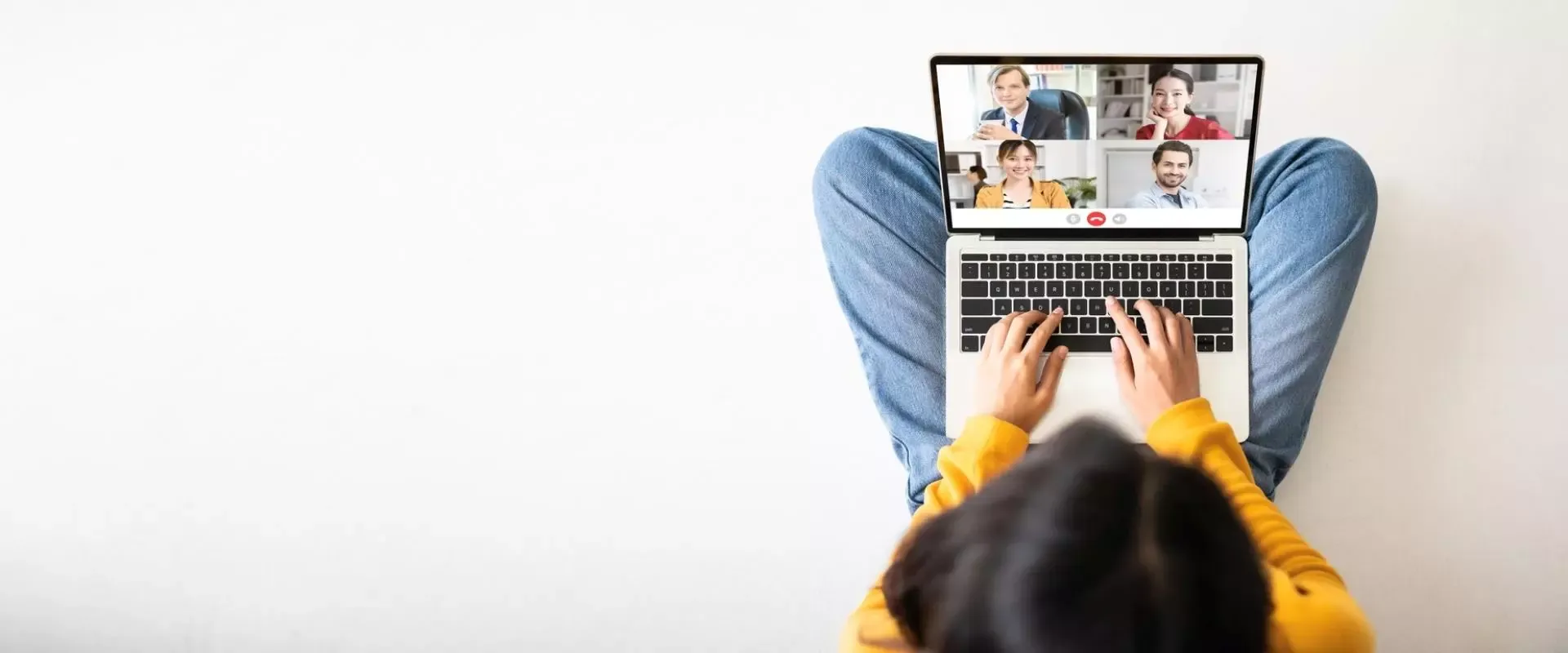 Bild Frau in einer Videokonferenz