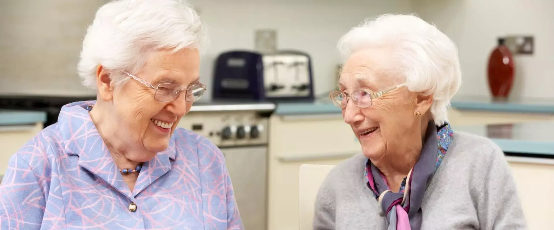 Bild zwei ältere Damen essen zusammen