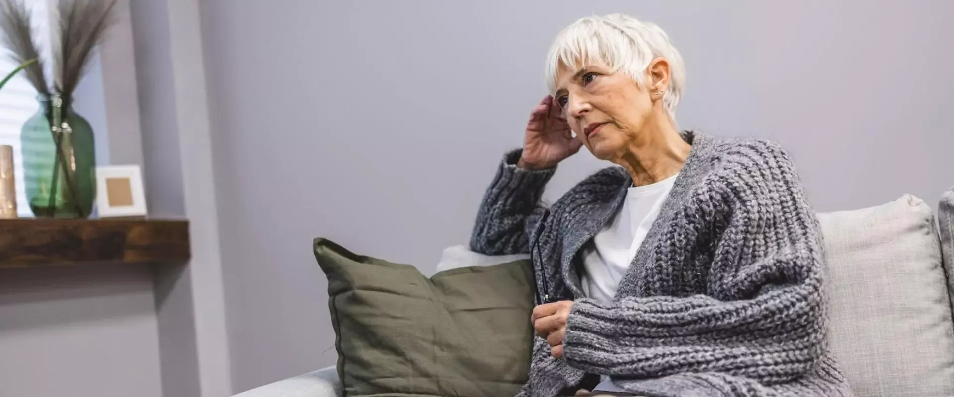 Frau auf dem Sofa in Sorge