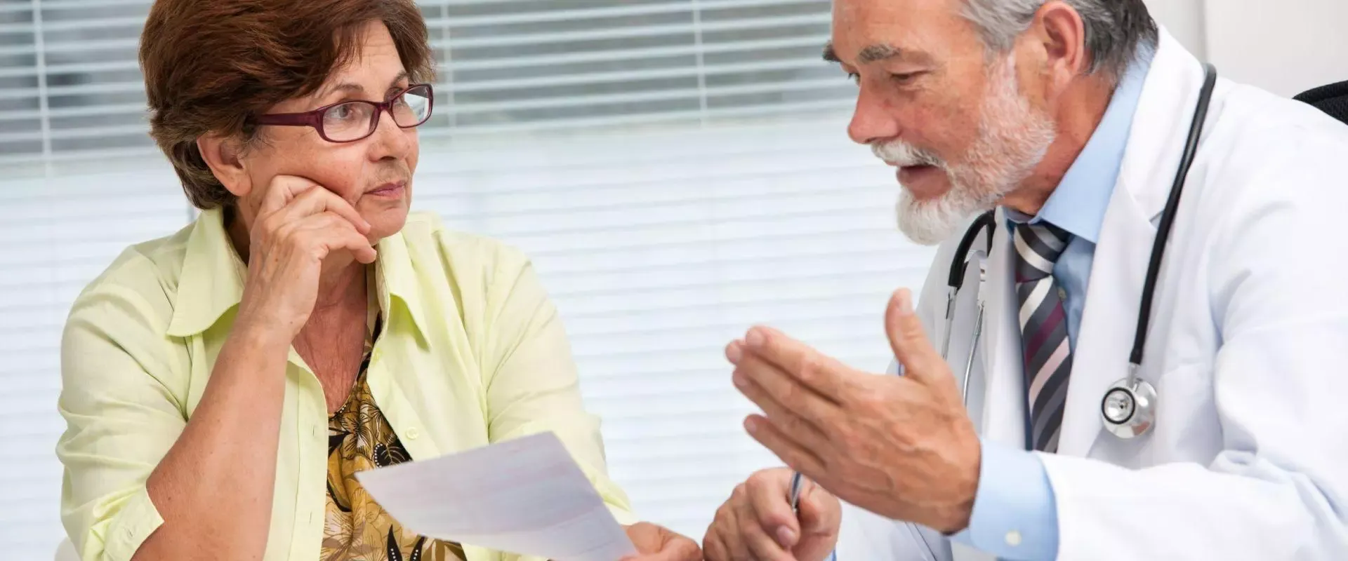 Frau lässt sich von Arzt beraten