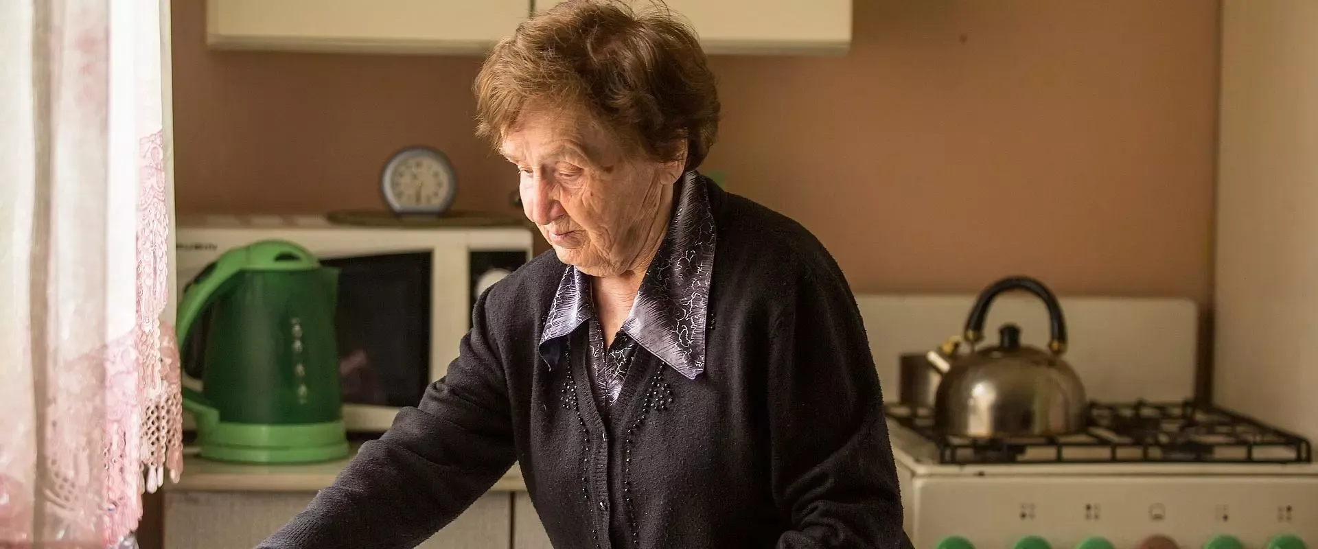 Frau macht sich etwas zu essen