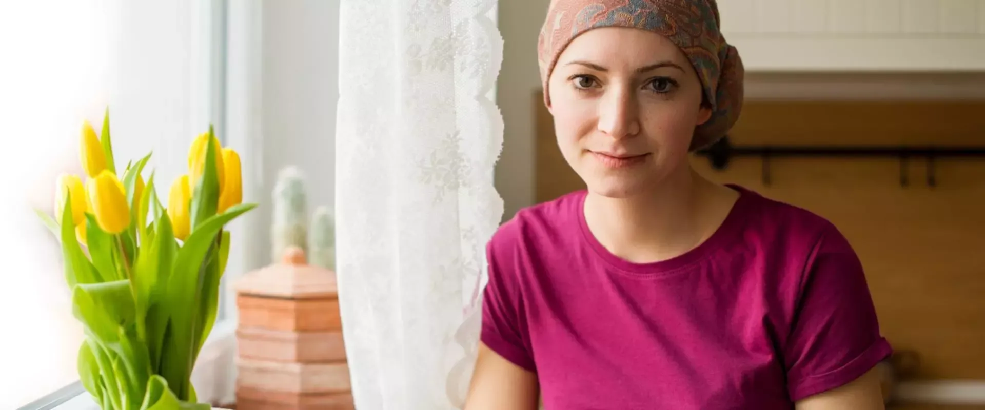 Bild: Frau mit Kopftuch liest ein Buch