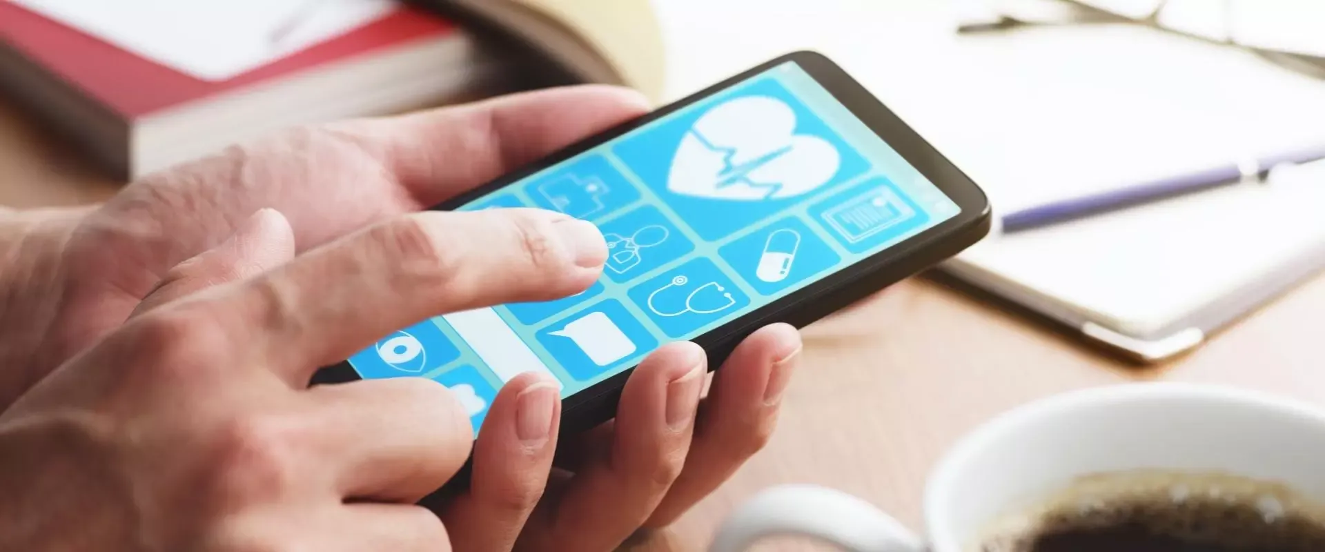 Bild: Hände mit Smartphone in der Hand