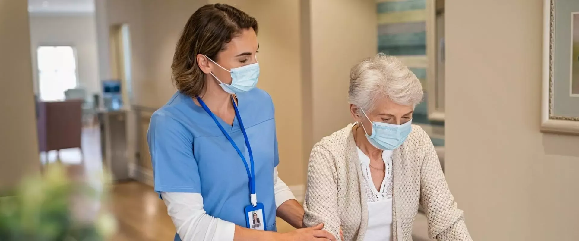 Bild Pflegerin mit Frau am Rolator