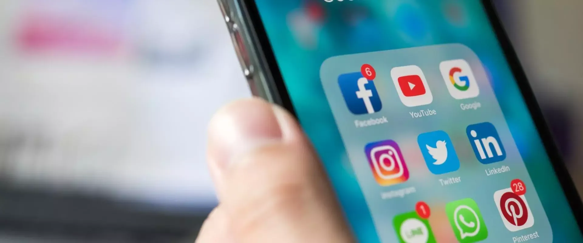 Foto: Handy mit Social Media Icons