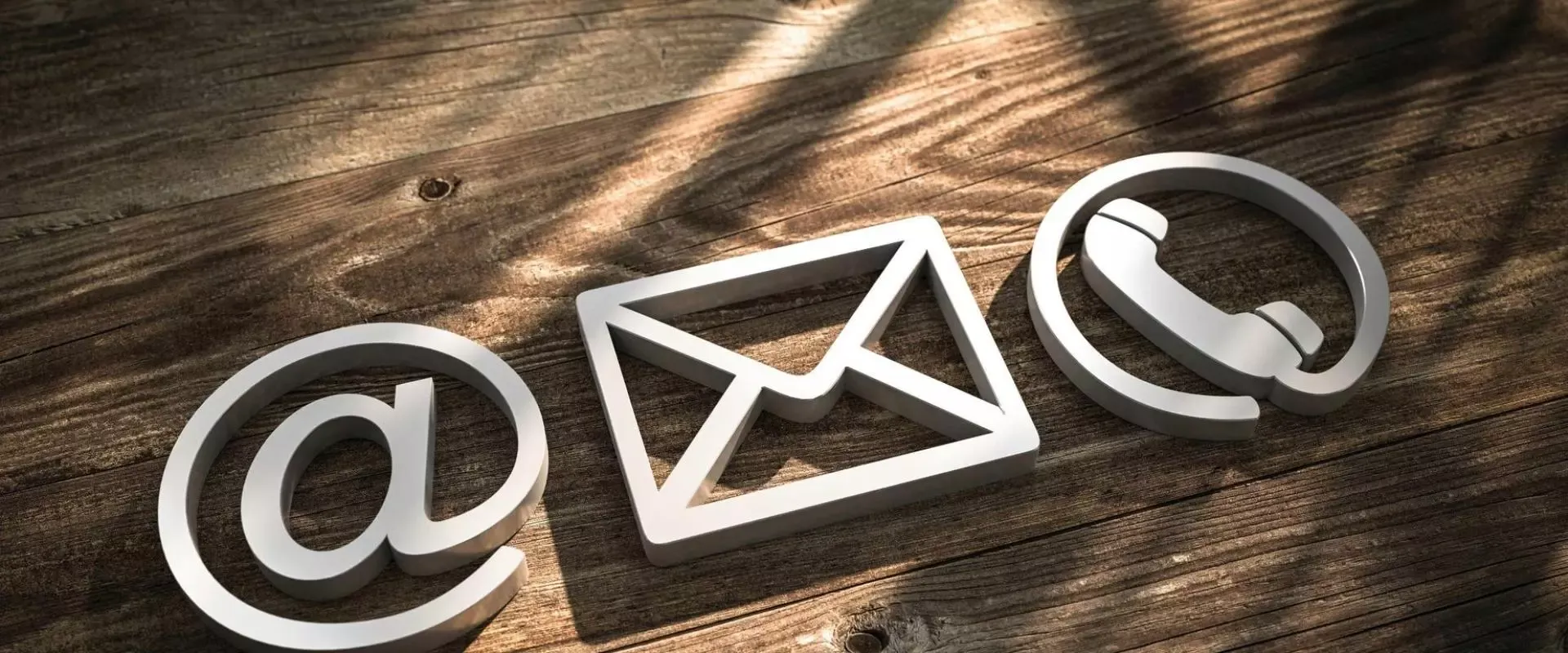 Bild mit Sybolen für Email, Post und Telefon