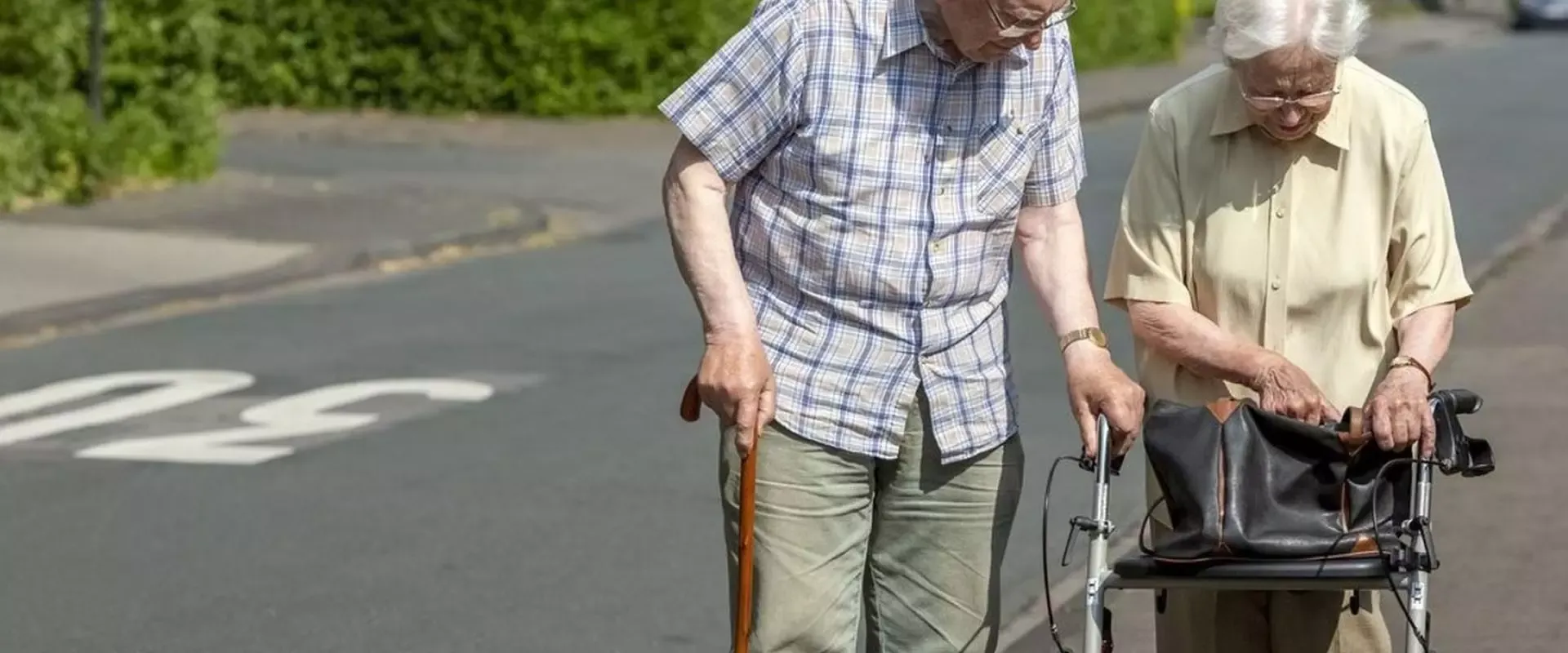 Bild Ehepaar auf der Strasse