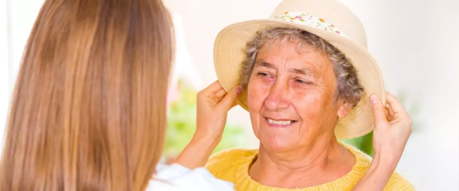 Bild: ältere Dame mit Hut