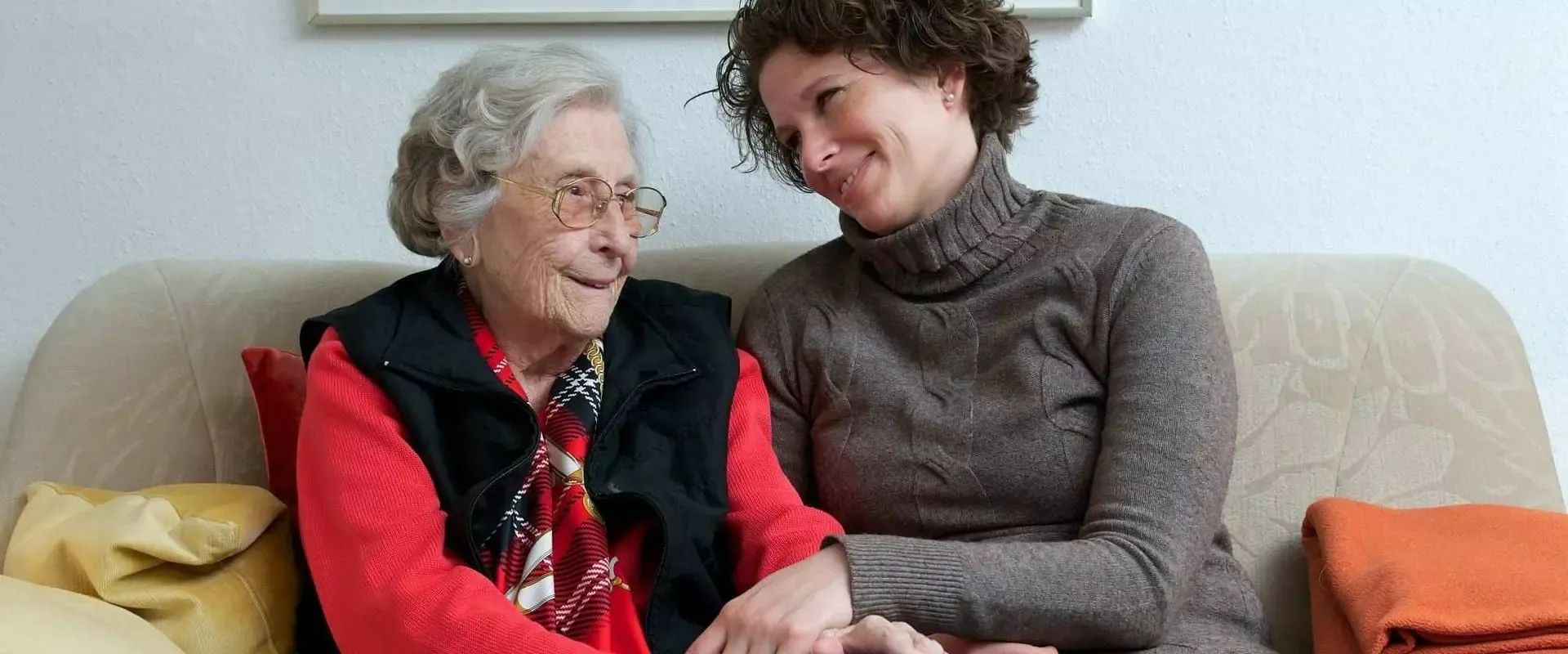 Bild Frau mit Oma auf dem Sofa