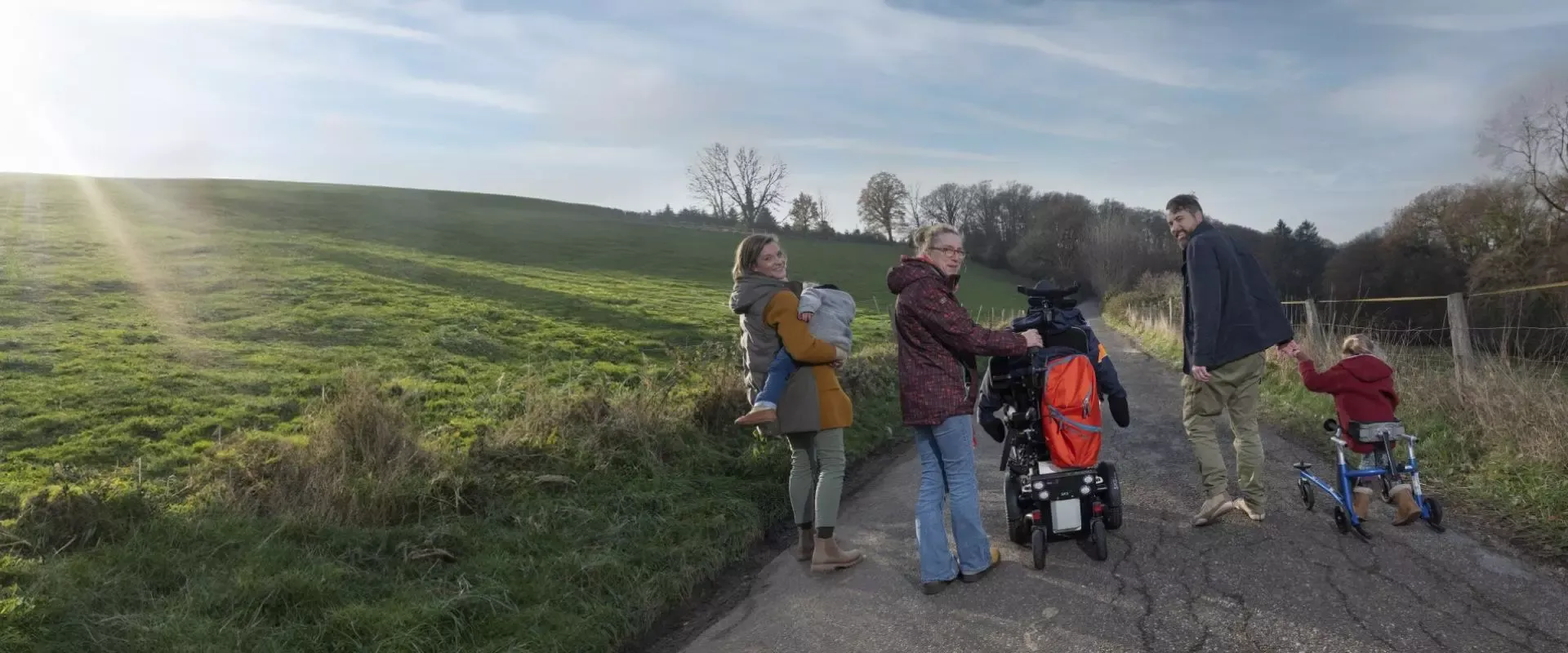 Bild: Familie geht eine Strasse entlang