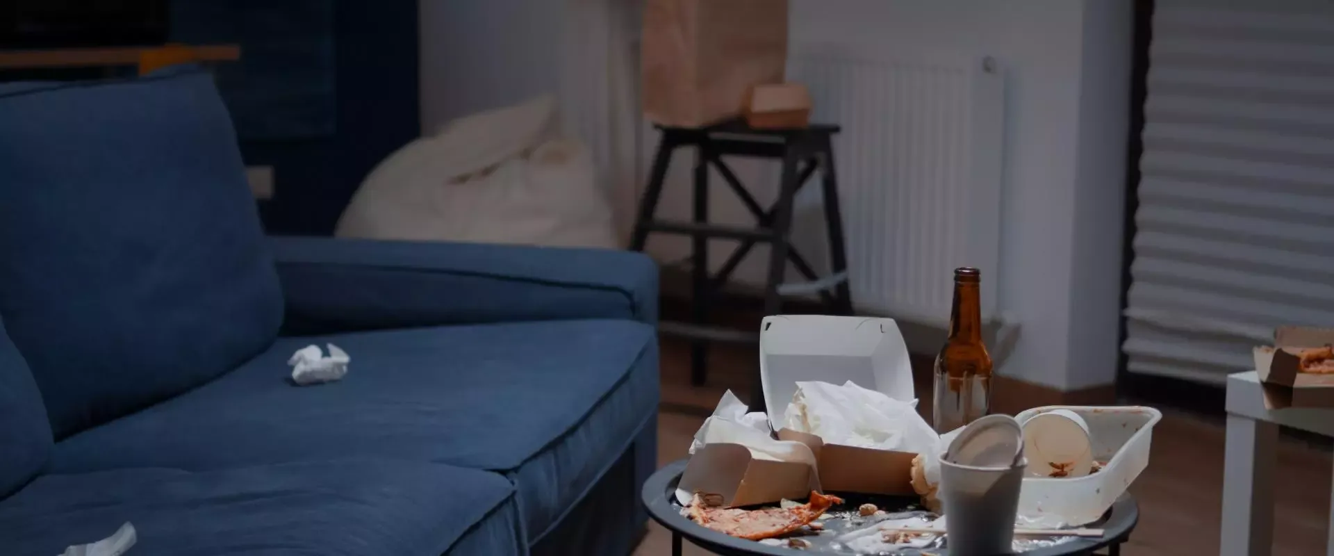 Bild: Nahaufnahme eines Tisches mit Resten darauf.