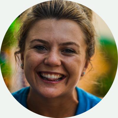 lächende junge Frau mit Zopf