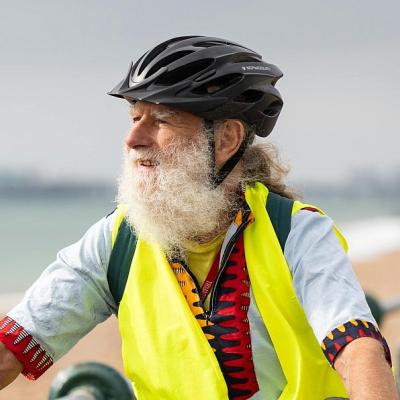 Porträt von Senior auf Fahrrad