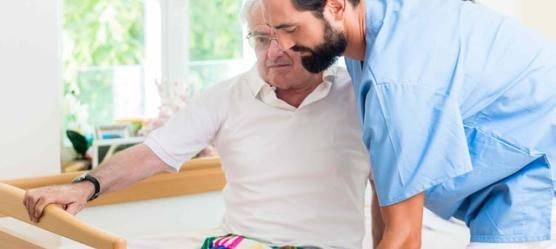 Bild Pfleger hilft Rentner