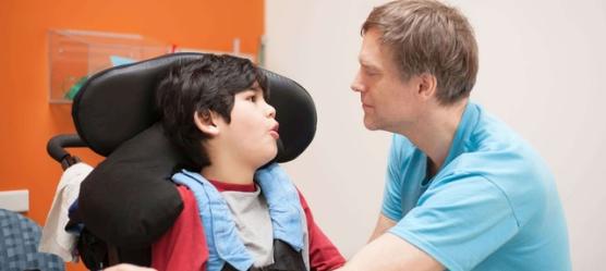 Bild Vater und Sohn im Rollstuhl