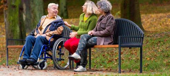 Bild Menschen auf einer Parkbank