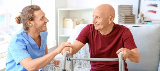 Bild Pfleger mit Mann am Rolator