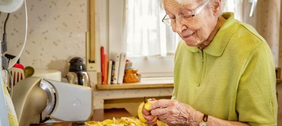 Bild Frau schält Kartoffeln
