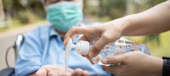 Bild Mann empfängt Seife aus Seifenspender