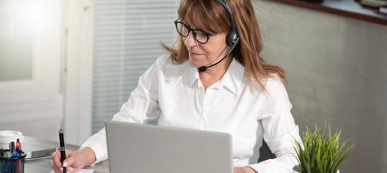 Bild Frau mit Headset am Laptop