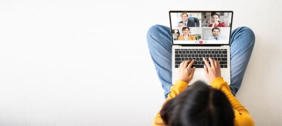 Bild: Frau in einer Videokonferenz