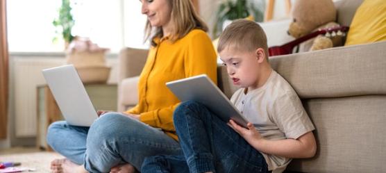 Bild Mutter und Kind am Rechner