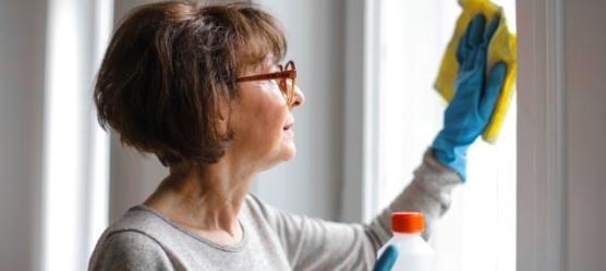 Bild: Frau putzt Fenster