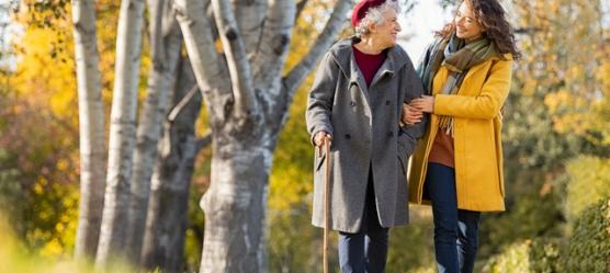 Großmutter mit Enkelin spazieren im Wald