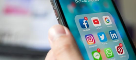 Foto: Handy mit Social Media Icons