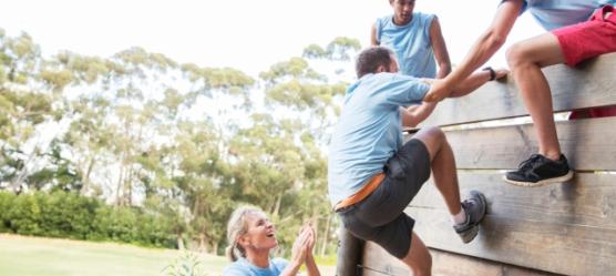 Foto: Mehrere Personen erklimmen gemeinsam eine Wand