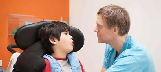 Bild Vater und Sohn im Rollstuhl