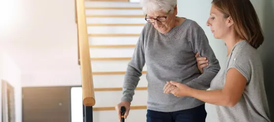 Bild Frau hilft Oma beim Treppengang
