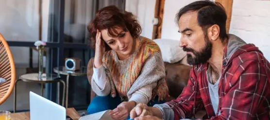 Bild Ehepaar sitzt vor Laptop und rechnet