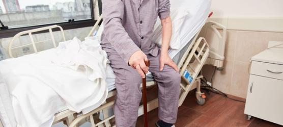 Bild Mann sitzt auf Krankenhausbett