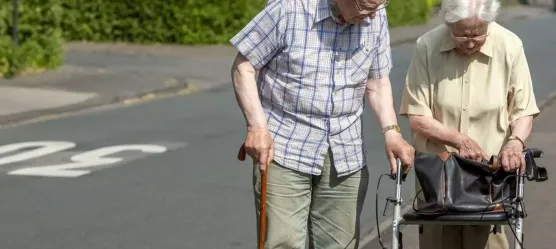 Bild Ehepaar auf der Strasse