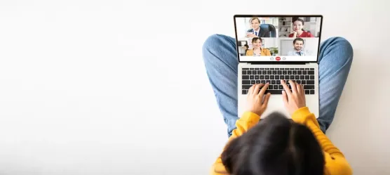 Bild: Frau in einer Videokonferenz