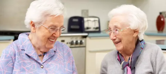 Bild zwei ältere Damen essen zusammen