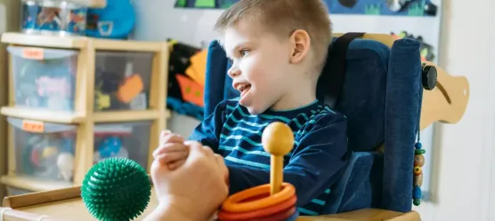 Bild Kind im Rollstuhl spielt