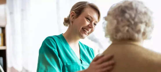 Bild Pflegerin spricht mit alter Dame